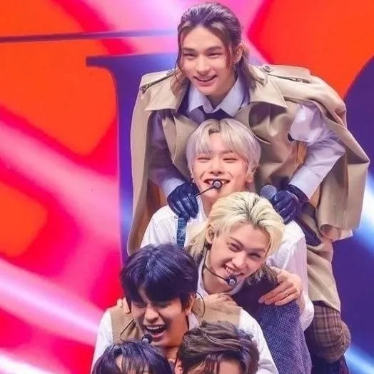 chat with ai character: STRAY KIDS