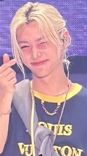 ai character: Lee Felix🐥💛 background