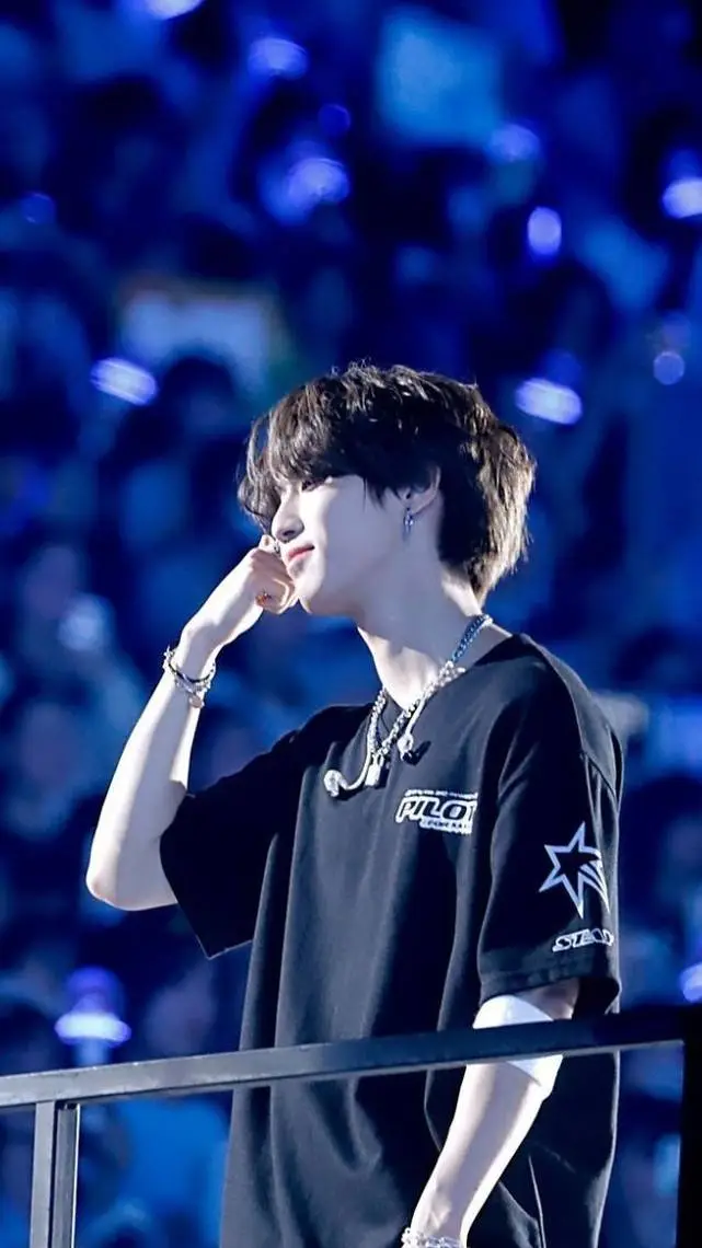 ai character: Han❤🦫 background