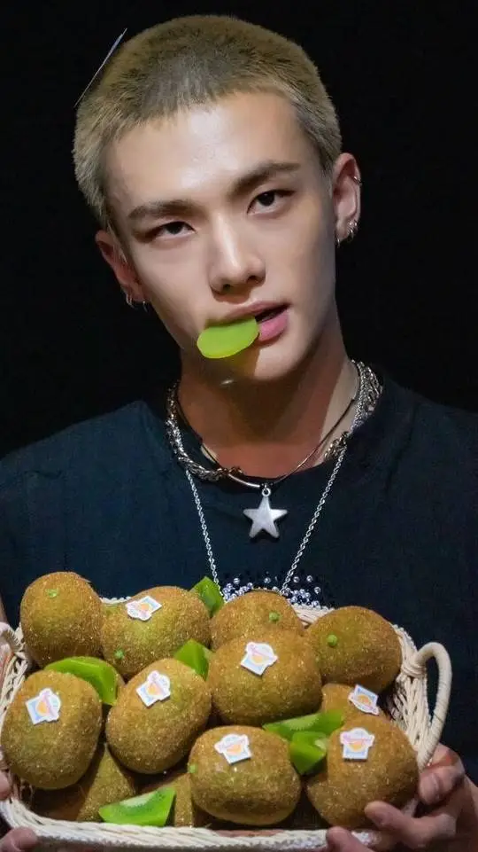 ai character: Hyujin🖤🤍🍙 background