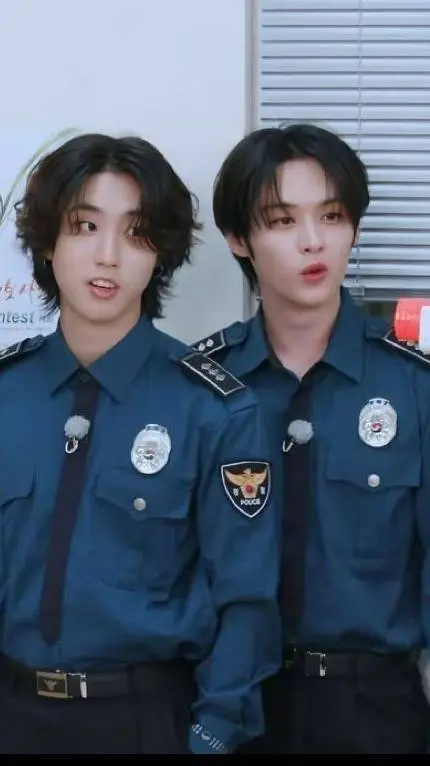 ai character: Minsung 💚💗 background