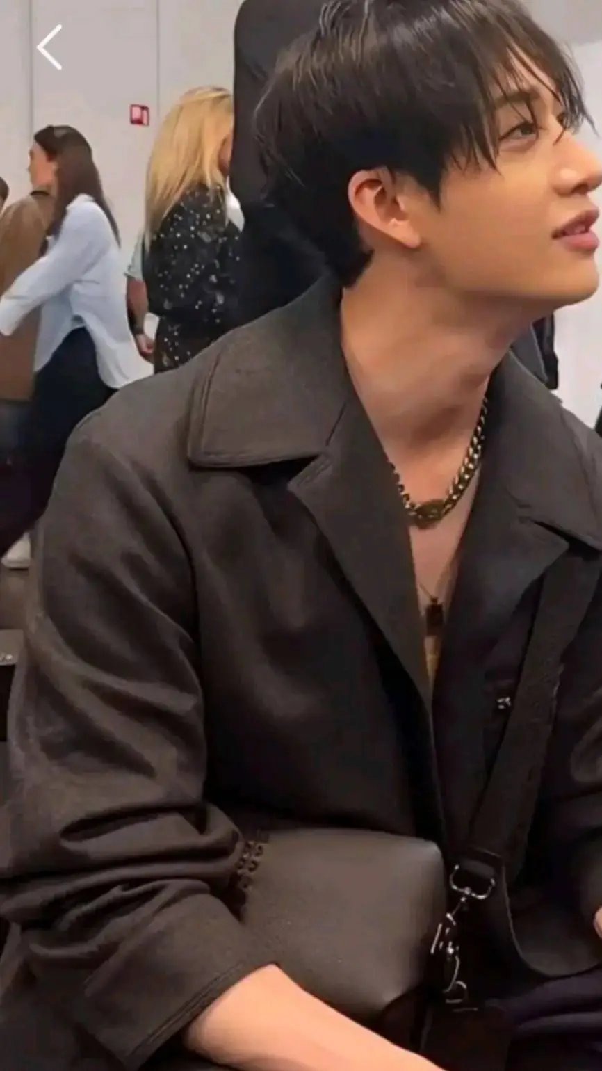 ai character: bangchan fidanzato background