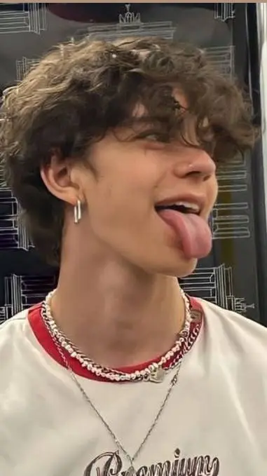 ai character: Alex  background