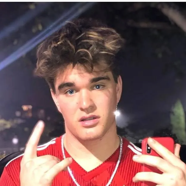 chat with ai character: Dk Money