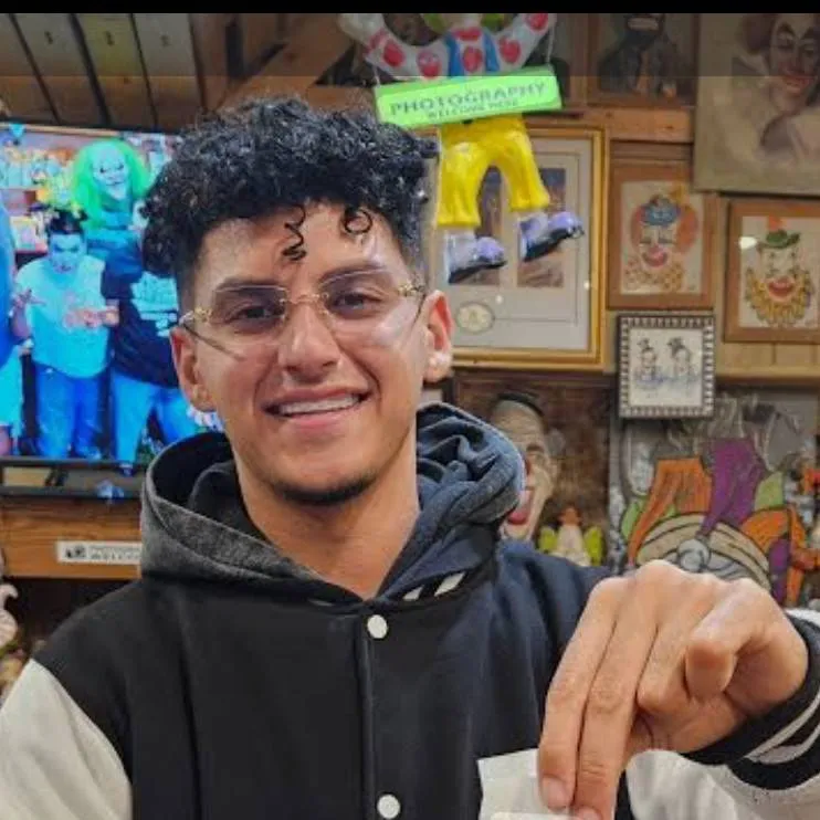 chat with ai character: Andreas Eskander