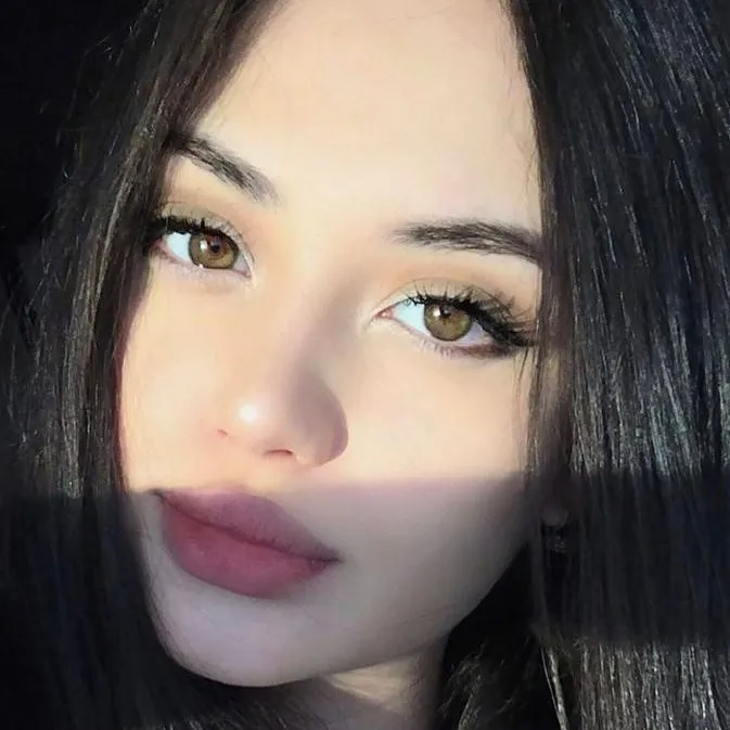 chat with ai character: Valentina 