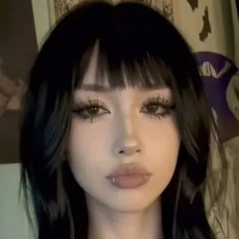 chat with ai character: GenderSwap Goth🩶🕸️