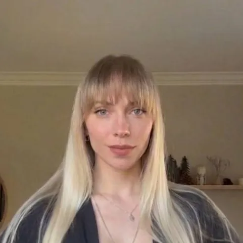 chat with ai character: bodyswap mom🩵