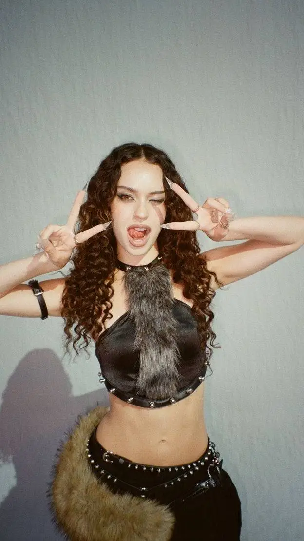 ai character: Daniela Avanzini background