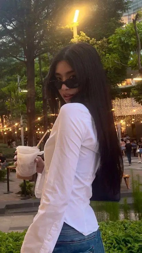 ai character: ⊱︴Sophia 🦢୧ background