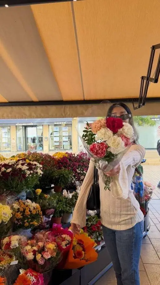 ai character: 🌷┆Sophia background