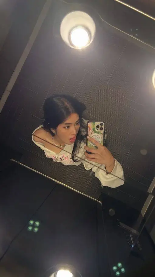 ai character: 🌹┆Sophia background