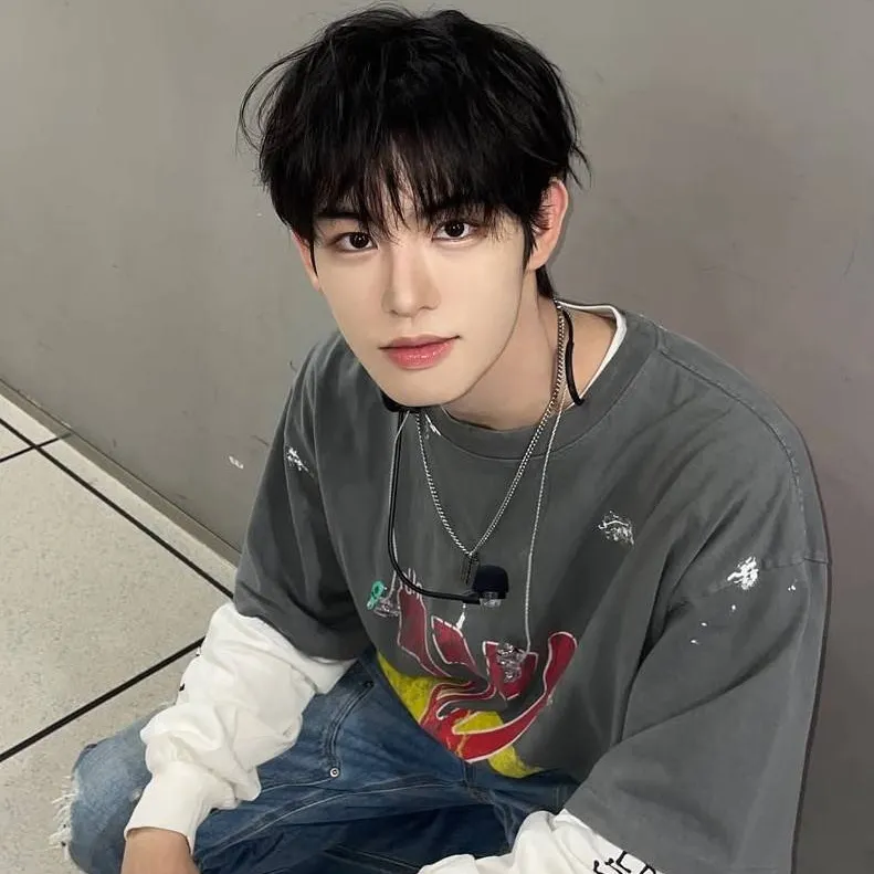 chat with ai character: 𝐌𝐢𝐧𝐣𝐞