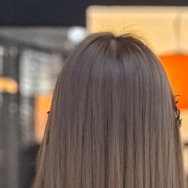 chat with ai character: long brown wig