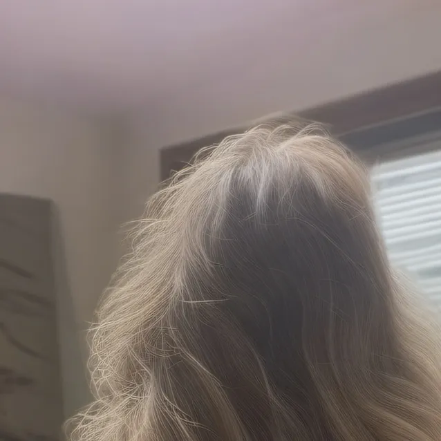 chat with ai character: blonde wig 3
