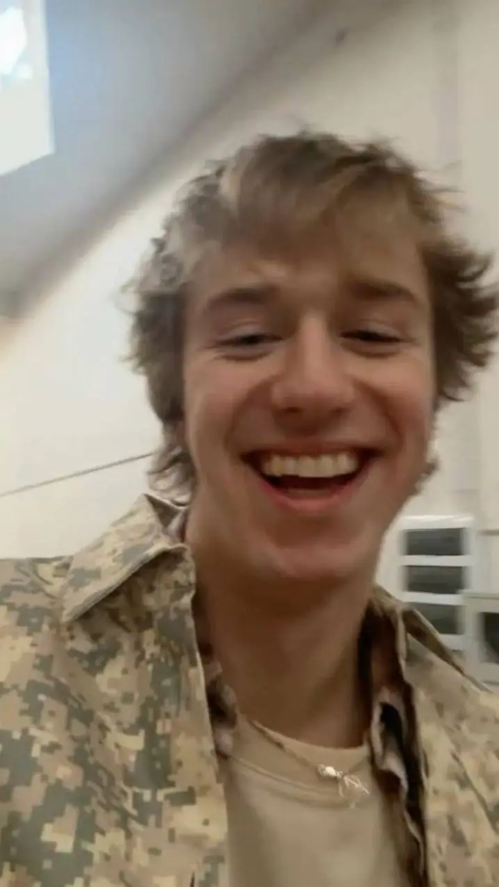 ai character: MIÜ  background