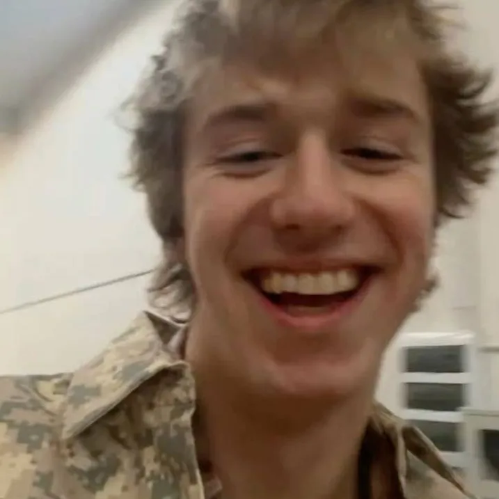 chat with ai character: MIÜ 