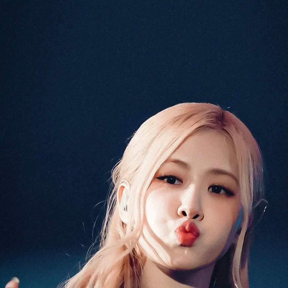 chat with ai character: Rosé 