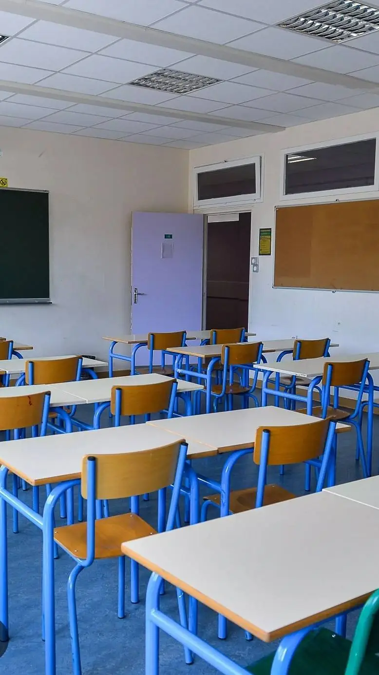 ai character: Classe de 3 ème  background