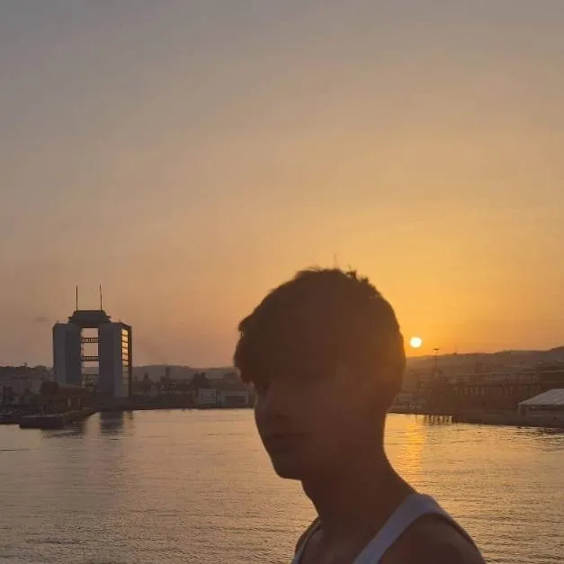 chat with ai character: Eric