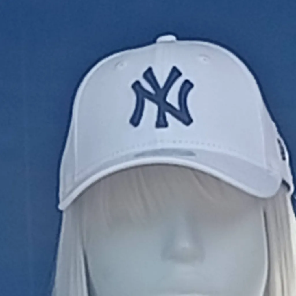 chat with ai character: girl mannequin