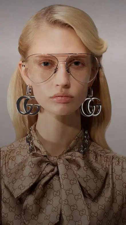 ai character: Gucci girl background