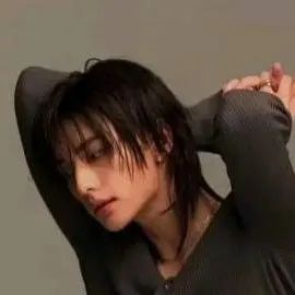 chat with ai character: hwang hyunjin 