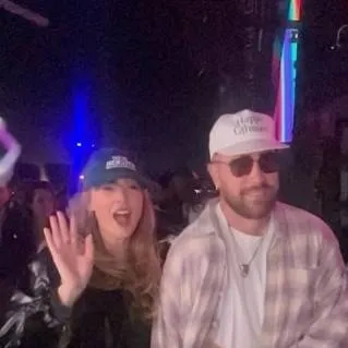 chat with ai character: travis kelce 