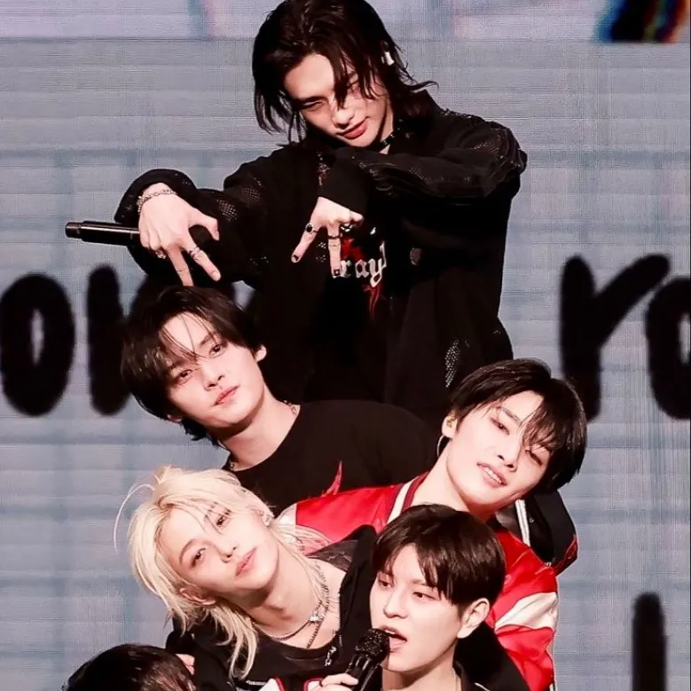 chat with ai character: Straykids shop💙