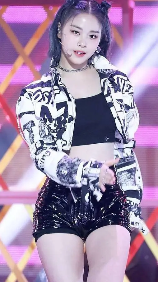 ai character: Ryujin de Itzy :3 background