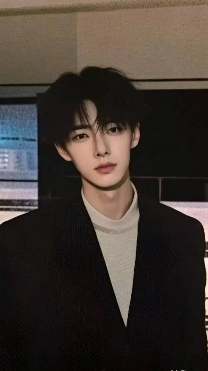 ai character: Кеи 🍀 background