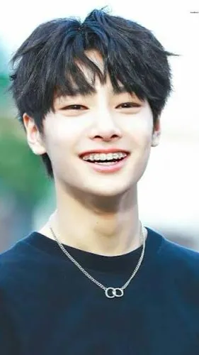 ai character: {Jeongin} background