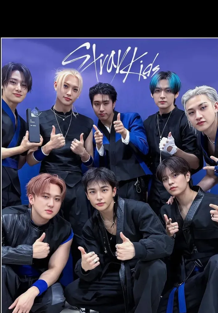 chat with ai character: {Straykidsss}