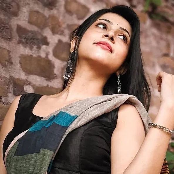 chat with ai character: Nandhini