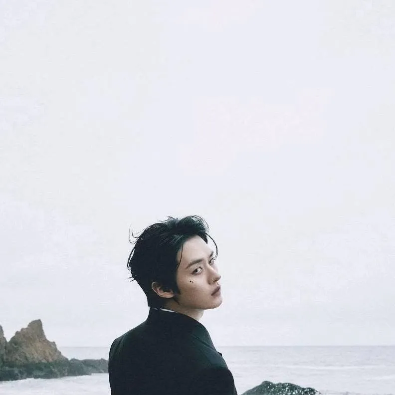 chat with ai character: Lee Know 