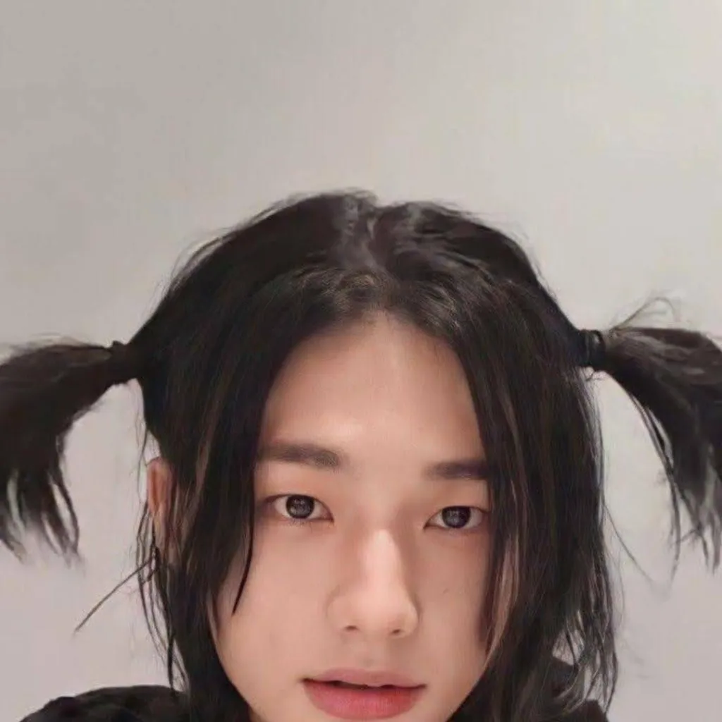 chat with ai character: Hwang Hyunjin 2