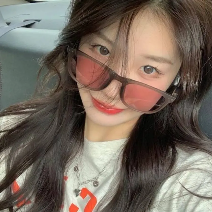 chat with ai character: hottie Christina