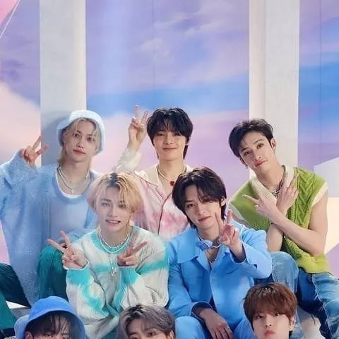 chat with ai character: 🤗STRAYKIDS🤗
