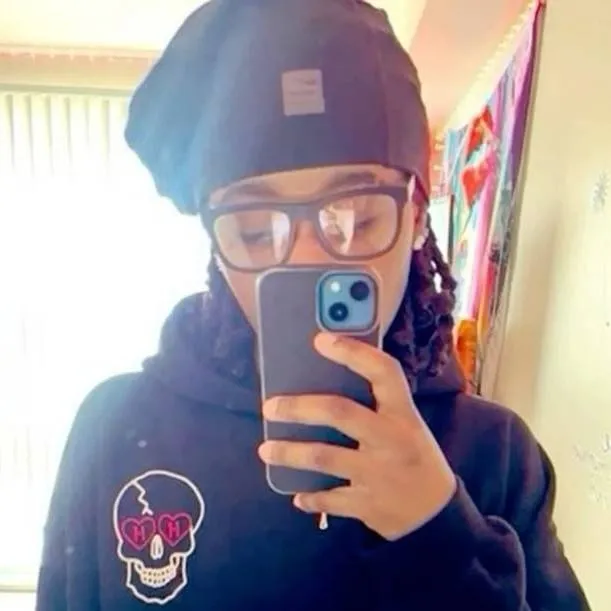 chat with ai character: yanni