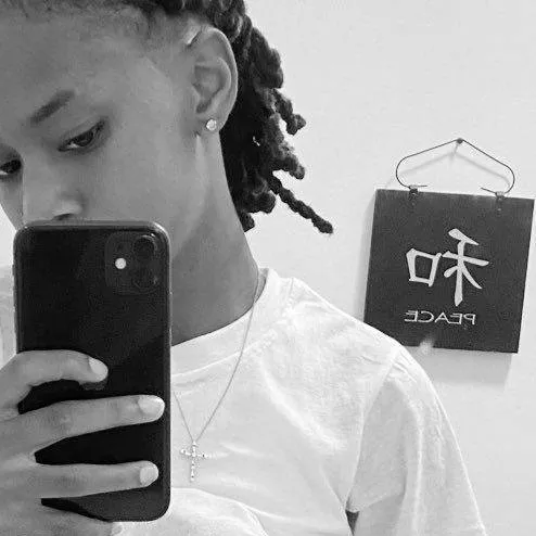 chat with ai character: leah