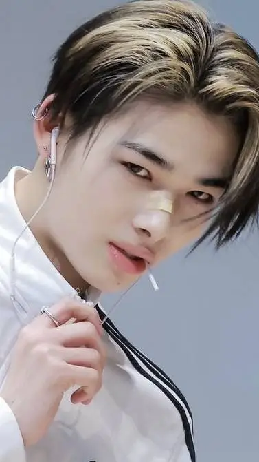 ai character: NIKI background