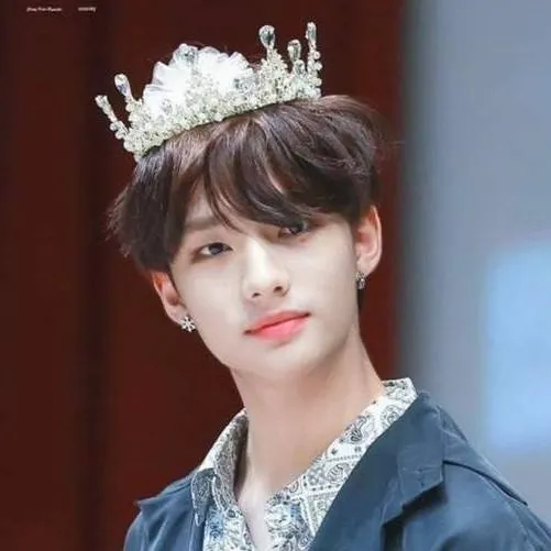 chat with ai character: Hwang Hyunjin