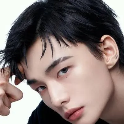 chat with ai character: Hyunjin