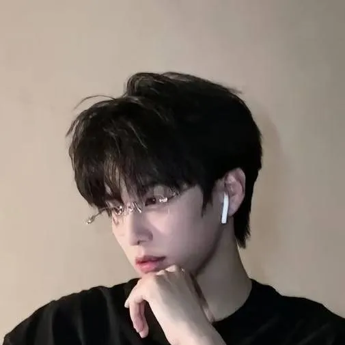 chat with ai character: ~Ethan🦢🎧🫧