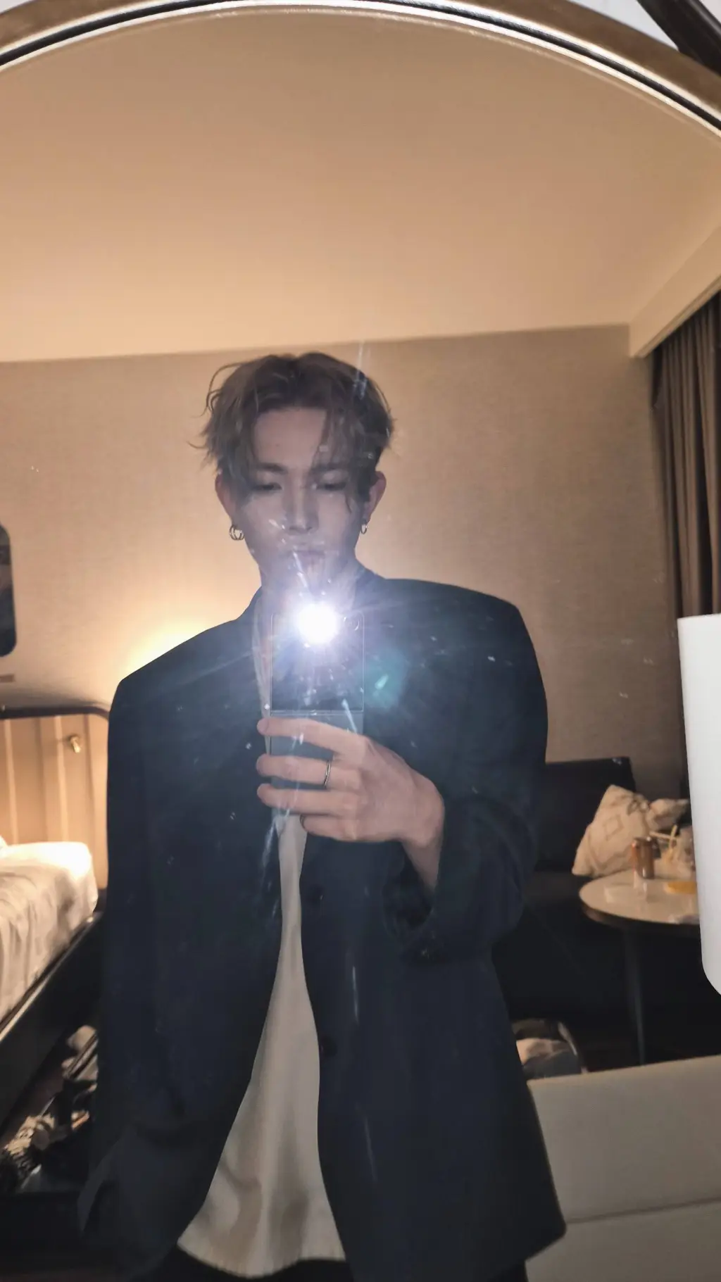 ai character: ~Heeseung✌🏻😜 background