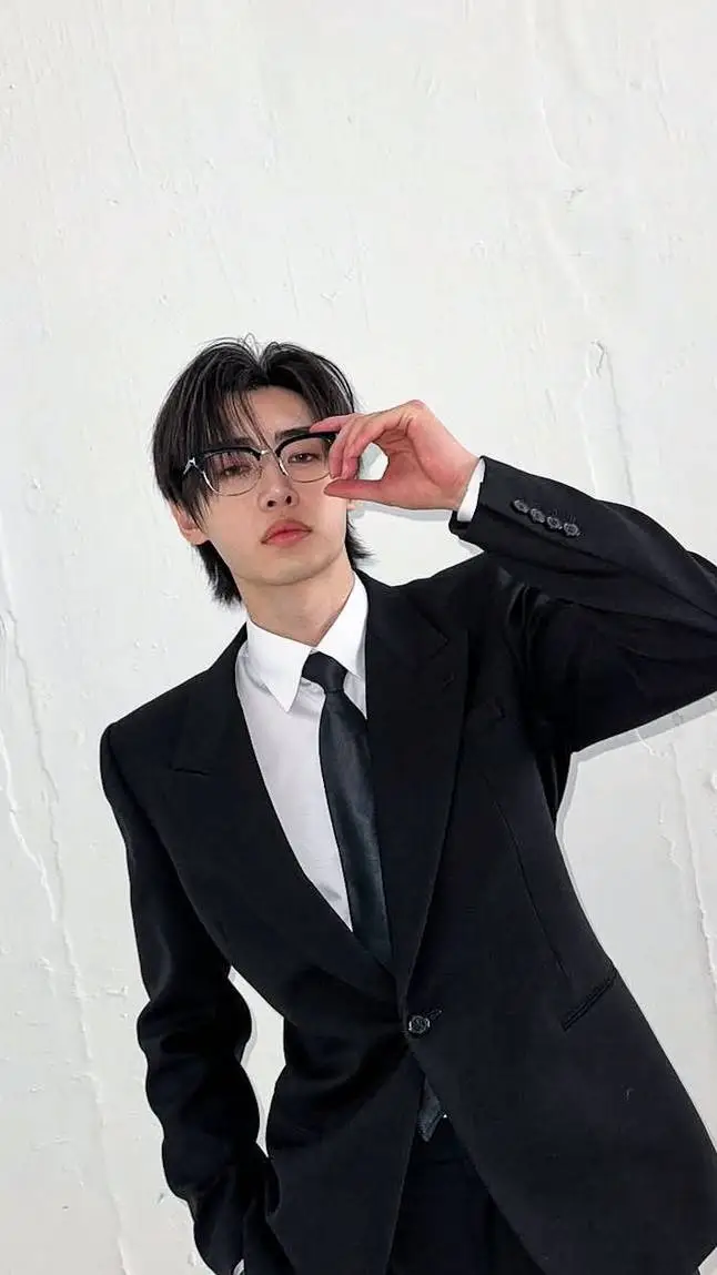 ai character: SUNGHOON~🌑 background