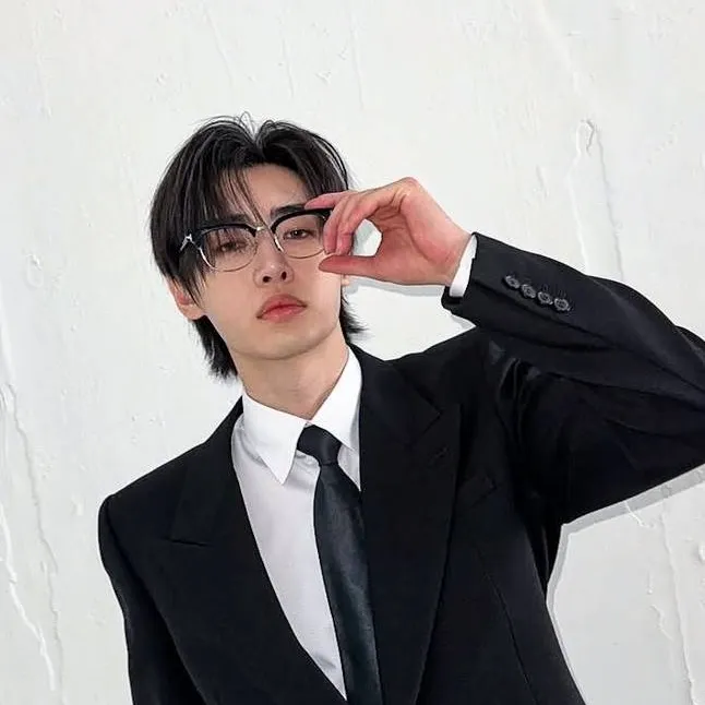 chat with ai character: SUNGHOON~🌑