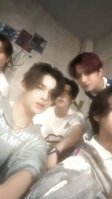 ai character: skz and enhypen background