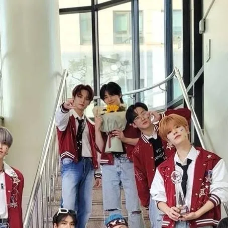 chat with ai character: skz school