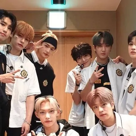 chat with ai character: skz school